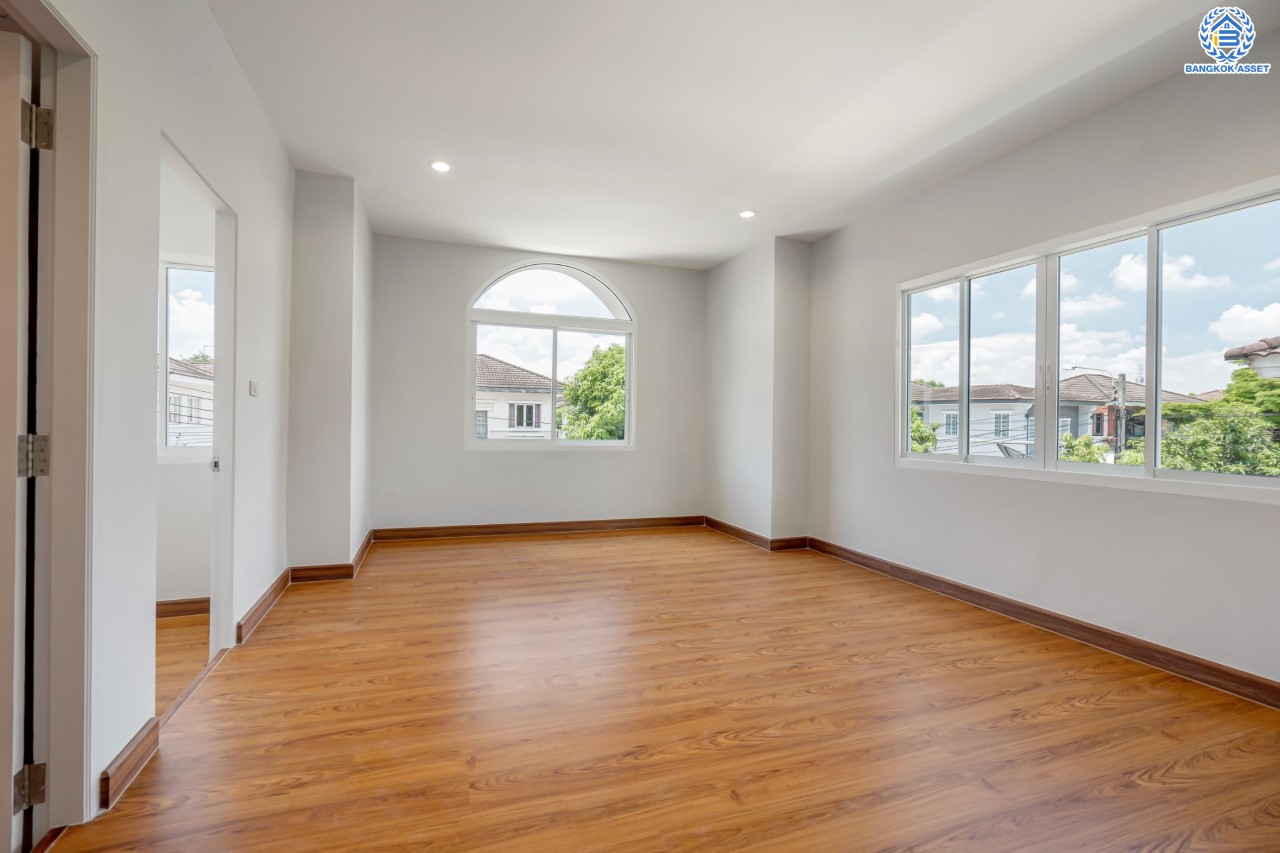 บ้านมือสองตกแต่งใหม่ ม.ชัยพฤกษ์ บางบัวทอง บ้านเดี่ยวจากแบรนด์ LH เนื้อที่ 61.7 ตร.ว. ฟังก์ชัน 3 ห้องนอน 3 ห้องน้ำ จอดรถได้ 1 คัน พร้อม Facilities ครบครัน บนทำเลเดินทางสะดวก ติดถนนบางกรวย-ไทรน้อย ใกล้เซ็นทรัลเวสต์เกต และรถไฟฟ้าสายสีม่วง "สถานีบางพลู"